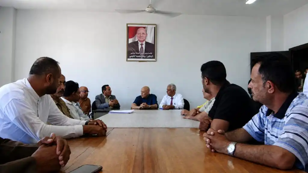 محافظ تعز يناقش مع قيادة الجهاز المركزي للرقابة والمحاسبة تعزيز الشفافية وحماية المال العام