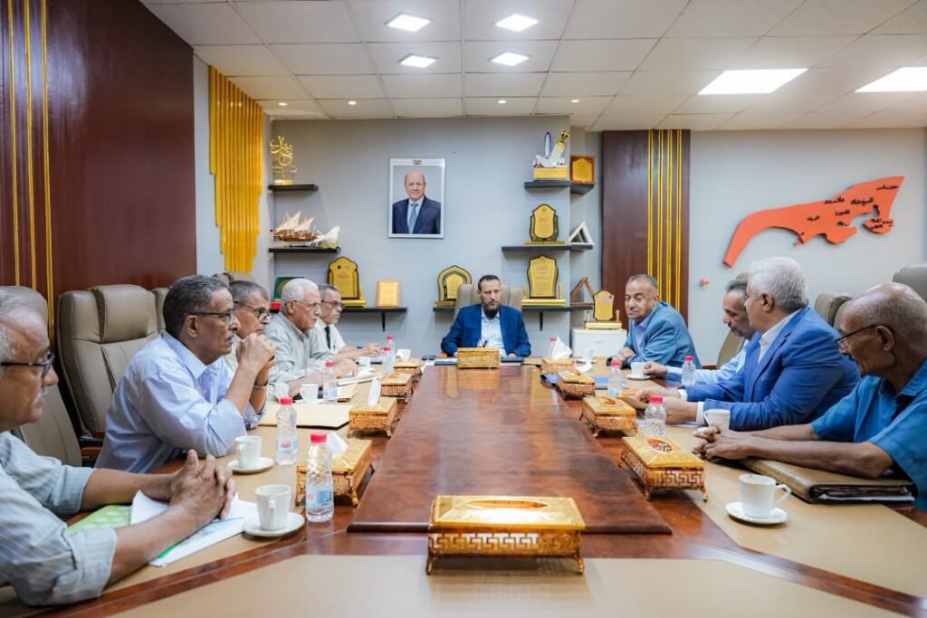 وزير الدولة محافظ عدن يؤكد أهمية تحسين مستوى التحصيل الضريبي