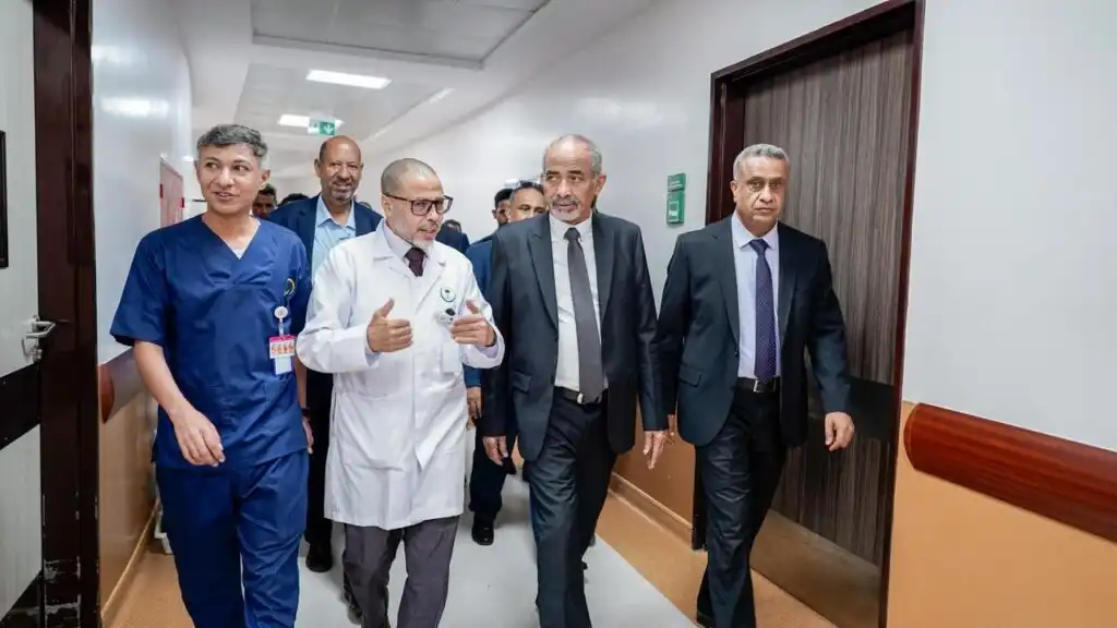 عضو مجلس القيادة الصبيحي يطلع على الخدمات الصحية ف