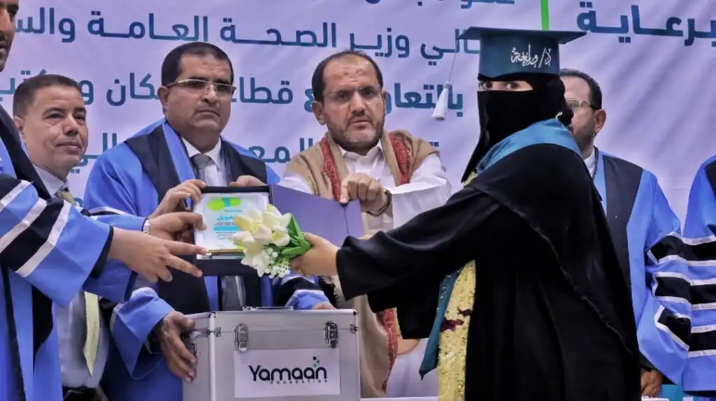 المعهد العالي للعلوم الصحية بمأرب يحتفي بتخريج 42 قابلة من النازحات والمجتمع المضيف
