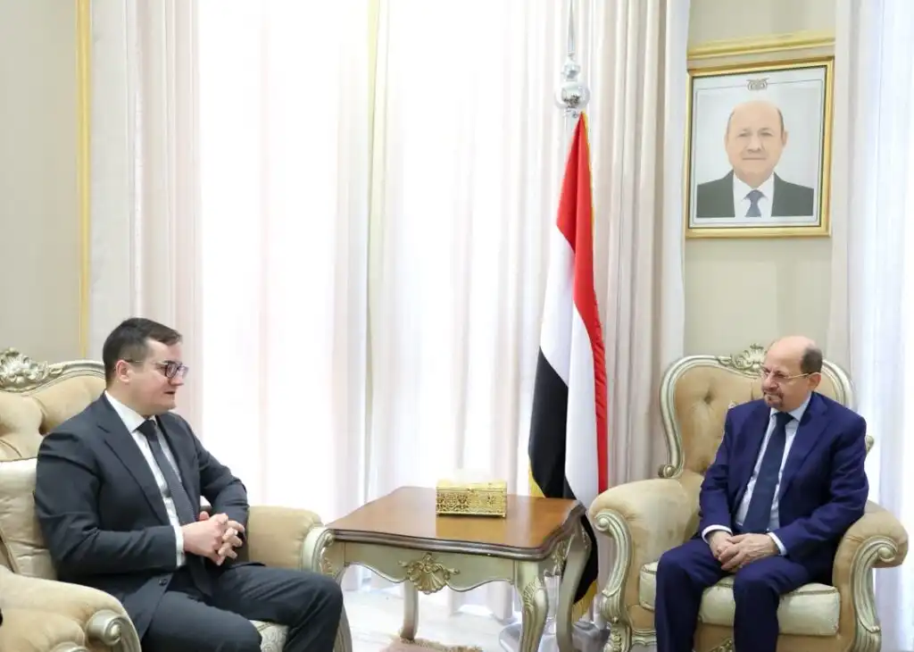 رئيس الوزراء وزير الخارجية يستقبل السفير الروسي ويبحثان تعزيز التعاون وإعادة فتح السفارة بعدن