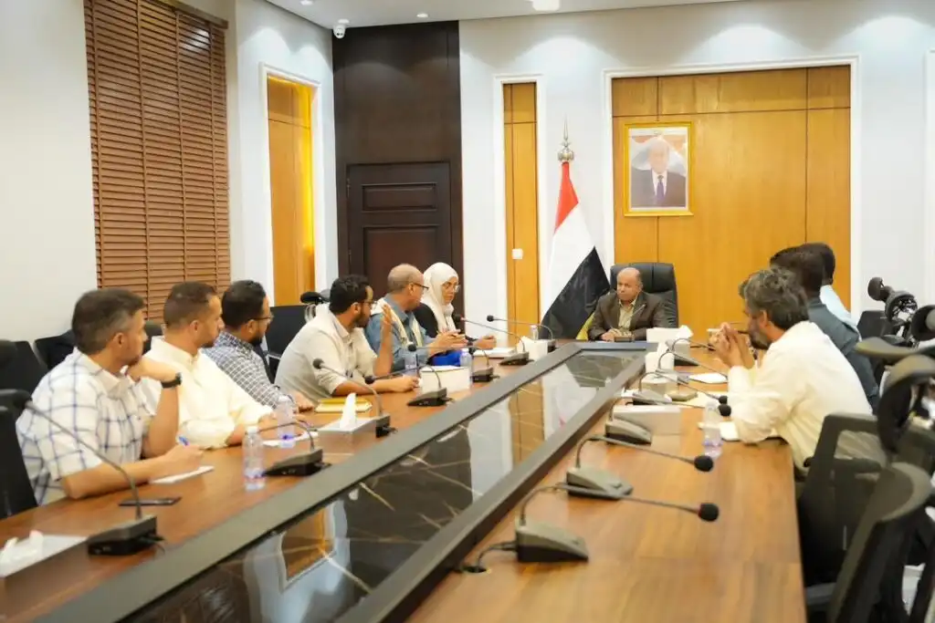 عضو مجلس القيادة الخنبشي يؤكد أهمية تعزيز الأمن المائي ورفع كفاءة الخدمات في حضرموت
