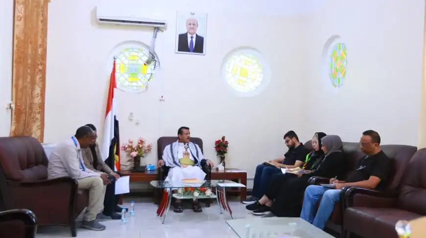 Le représentant de Marib discute avec l'Organisation internationale pour les migrations de l'amélioration de l'aide humanitaire dans la région.
