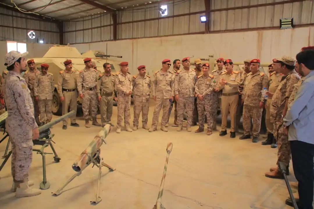 Le ministre de la Défense visite le secteur de la fabrication militaire à Marib et souligne l'importance de développer les capacités nationales.