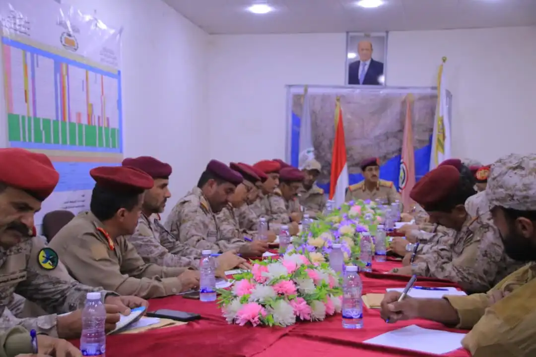 Le ministre de la Défense préside une réunion militaire exceptionnelle à Marib pour discuter des évolutions sur le terrain et renforcer la préparation au combat.