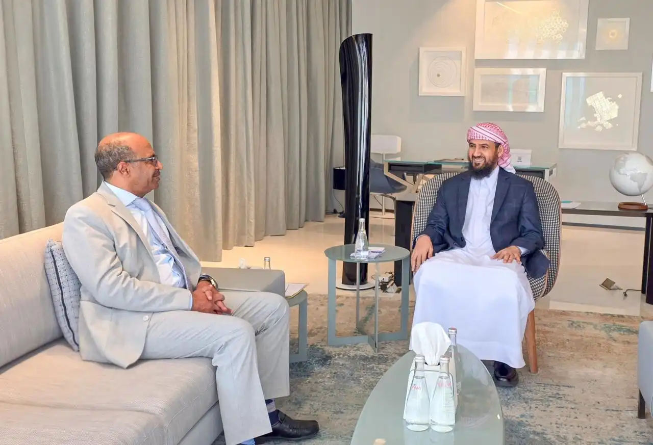 Le membre du Conseil de direction, Al-Mahrami, examine les plans de développement du ministère du Pétrole et des Mines face aux défis actuels.