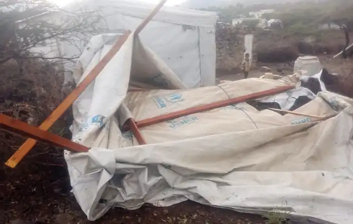 Des pluies et des tempêtes ont détruit des tentes et des caravanes de déplacés au camp Al-Hajb à Maqbanah.