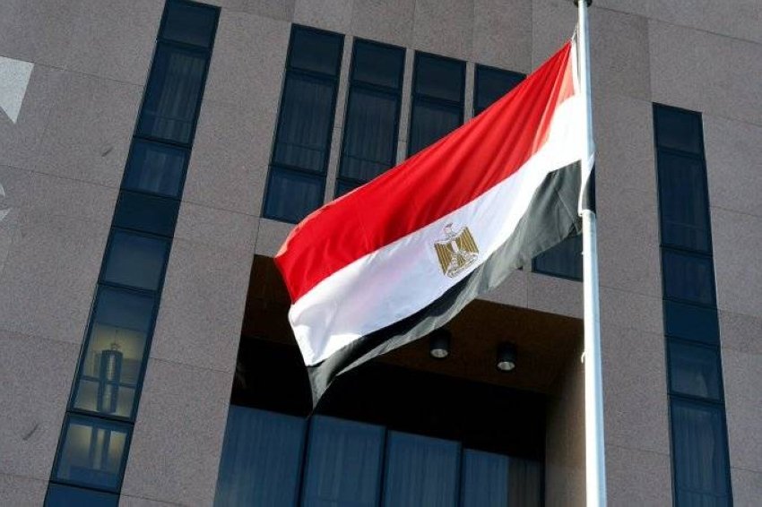 L'Égypte condamne les attaques iraniennes contre le Koweït et Bahreïn, affirmant son plein soutien envers ces pays.