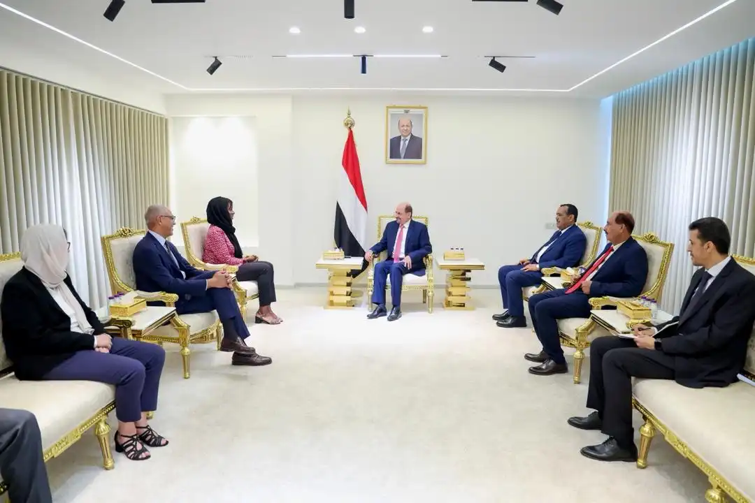 Le Premier ministre et ministre des Affaires étrangères reçoit à Aden une délégation du Bureau de la coordination des affaires humanitaires de l'ONU, dirigée par la directrice du département de réponse aux crises.