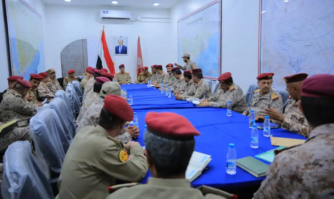 The Defense Minister chaired a comprehensive meeting with military leaders in Marib.