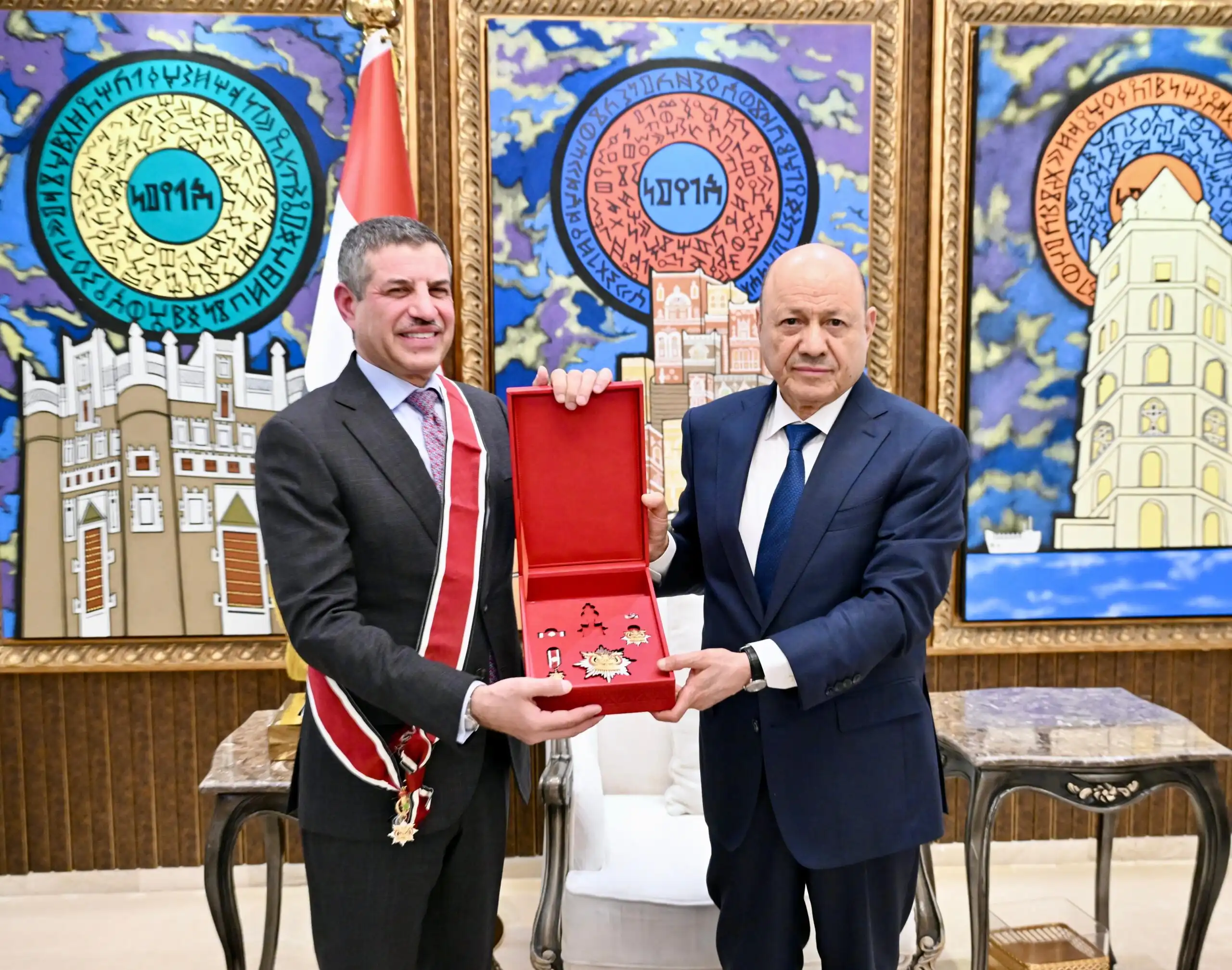 Le président du Conseil de direction décerne à l'ambassadeur des États-Unis l'Ordre de l'unité de deuxième classe.