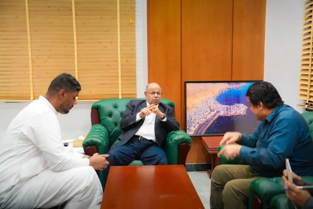 الخنبشي يناقش مطالب قطاع السياحة واحتياجات القطاع الطبي العسكري وأوضاع مديرية الديس الشرقية