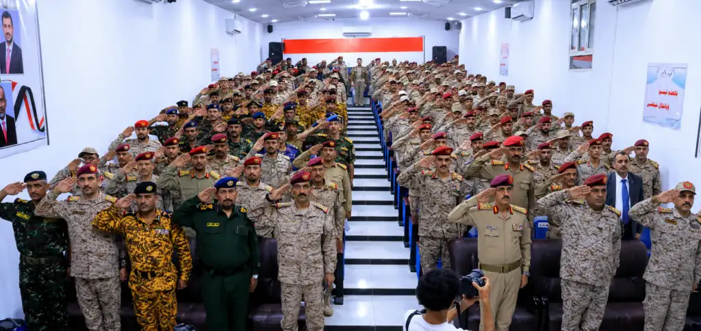 Le ministre de la Défense assiste à la remise des diplômes des formations spécialisées et souligne l'évolution militaire.