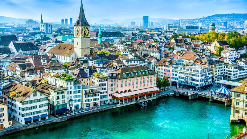 La Suisse vote aujourd'hui sur l'instauration d'un plafond démographique de 10 millions d'habitants.