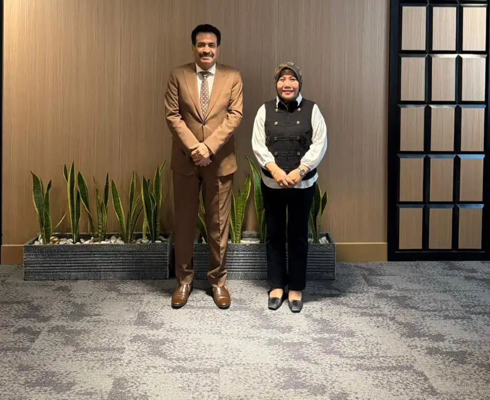 L'ambassadeur du Yémen à Jakarta discute avec des responsables indonésiens de l'amélioration de la coopération culturelle et artistique.