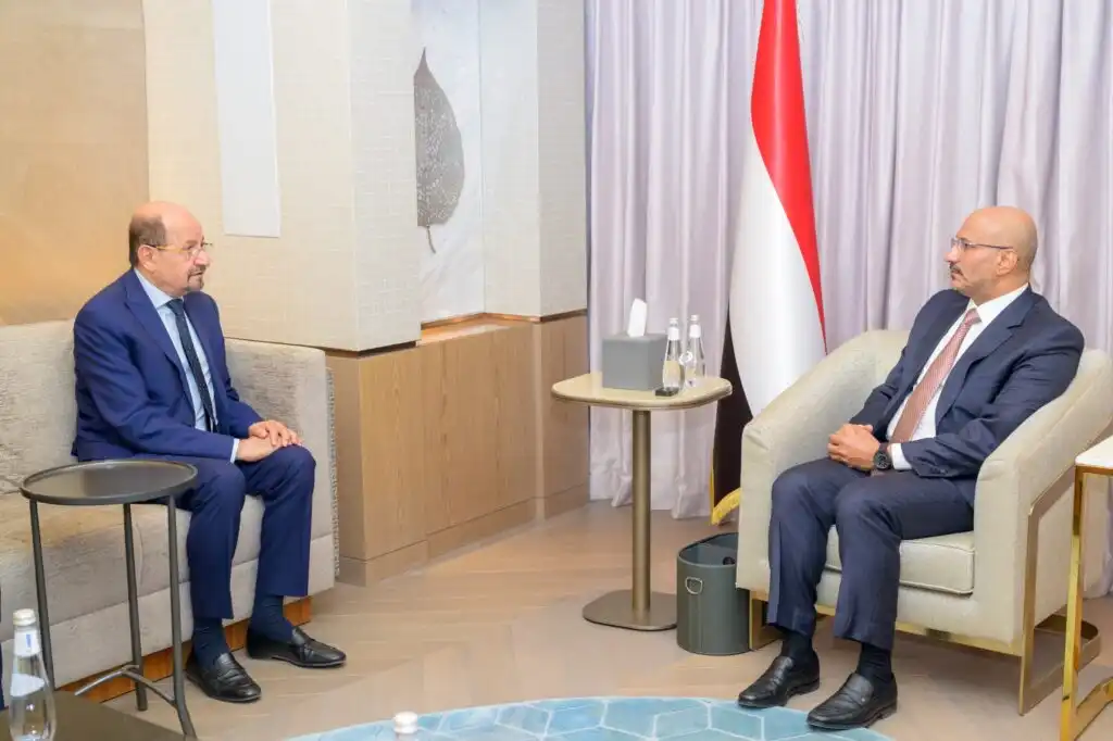 عضو مجلس القيادة طارق صالح يلتقي رئيس الوزراء ويؤكد دعم جهود الحكومة لتحسين الخدمات والإصلاحات الاقتصادية