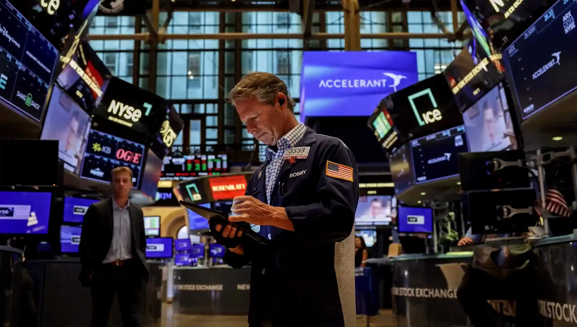 SpaceX atteint une valorisation de plus de 2 000 milliards de dollars lors de son introduction en bourse historique.