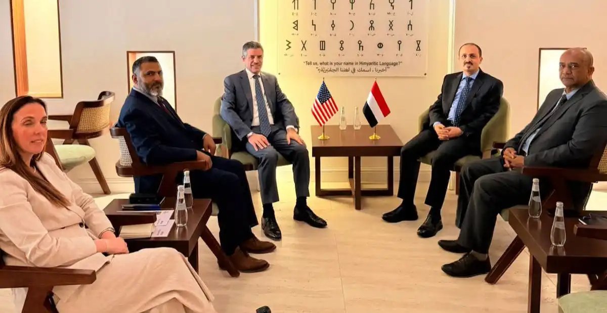 Le ministre de l'Information rencontre l'ambassadeur américain à l'occasion de la fin de son mandat.