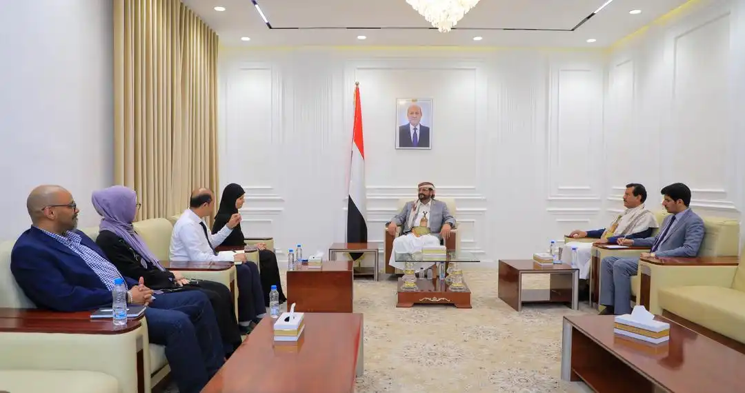 Council member Sultan Al-Aradah meets with the International Committee of the Red Cross.