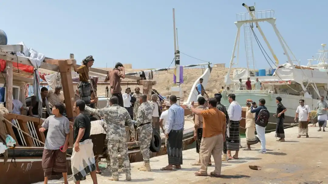 Les garde-côtes de Mahra sauvent un bateau en panne avec 27 passagers et marins à bord.