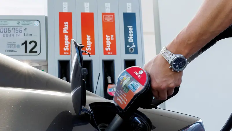 Le rabais sur le carburant freine l'inflation en Allemagne, malgré des craintes persistantes.