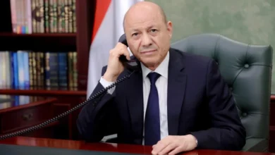 رئيس مجلس القيادة يبحث مع وزير الخارجية البريطاني مستجدات الأوضاع الوطنية والإقليمية