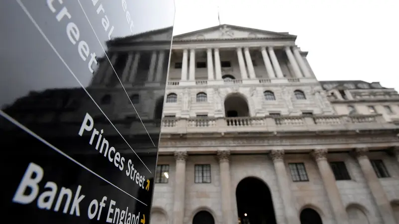 Taux d'intérêt en Angleterre : maintien prévu face aux pressions liées à la guerre.