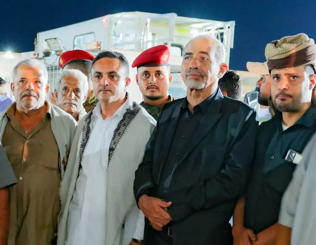 Le membre du Conseil de direction, Mahmoud Al-Sabihi, accueille à l'aéroport d'Aden le corps de Faisal Al-Qatibi.