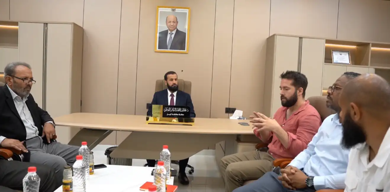 Le gouverneur d'Abyan loue les interventions de l'ONG française Mihad à l'hôpital de Mahnaf à Lawdar.