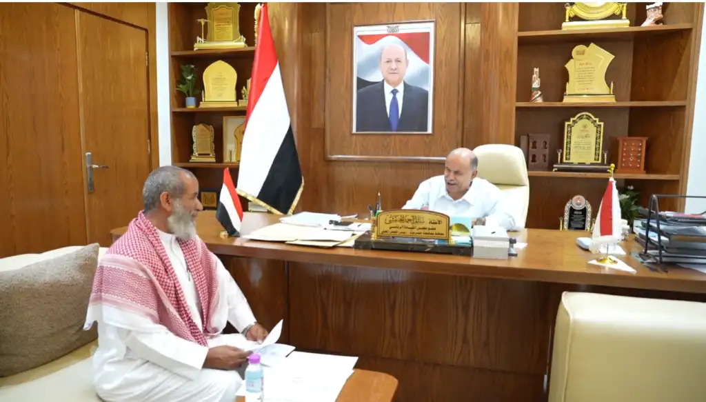 عضو مجلس القيادة الخنبشي يطّلع على التحديات الخدمية والتنموية والأمنية بمديرية زمخ ومنوخ