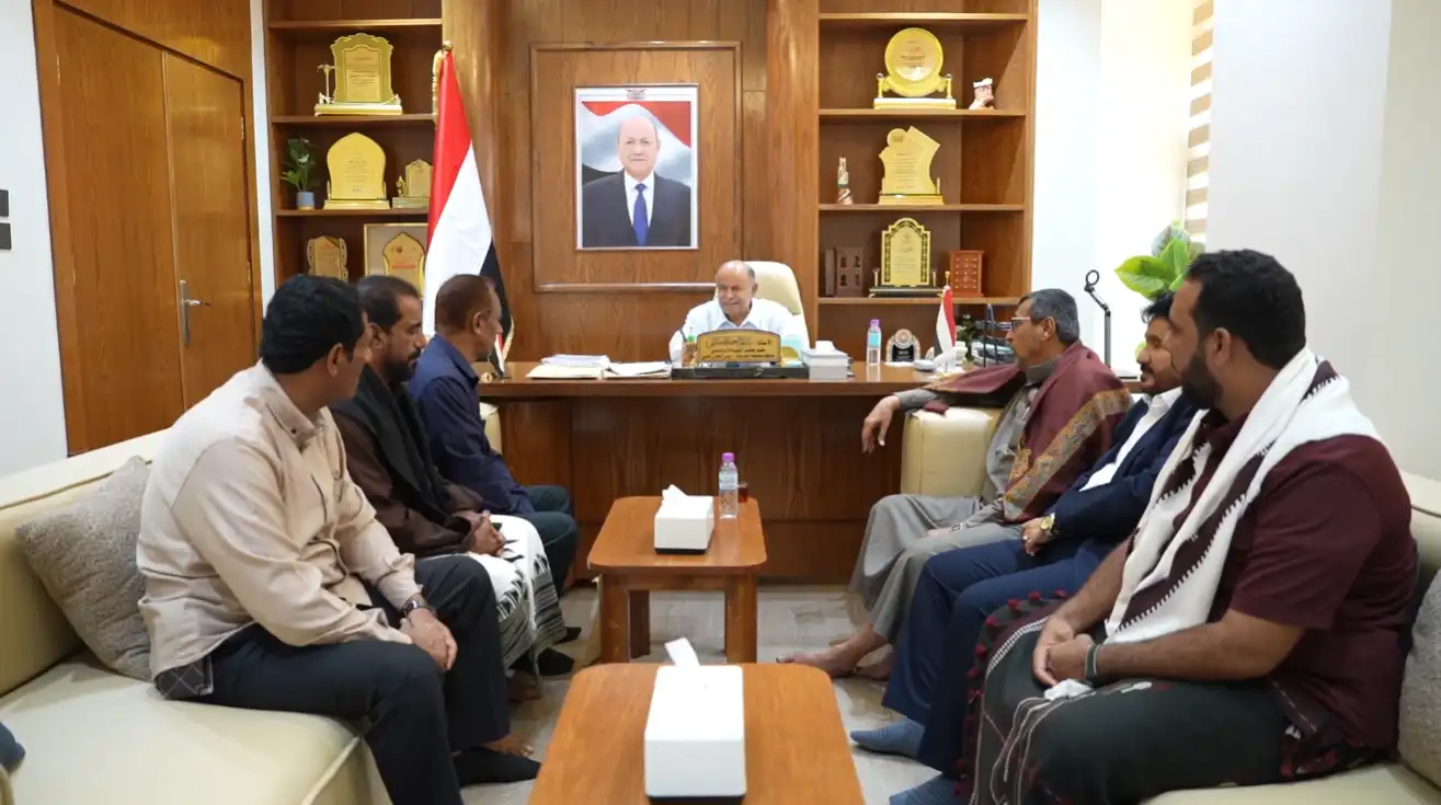Le membre du Conseil de direction, Al-Khanbashi, discute des conditions de service et de sécurité à Al-Rida et Qusayr, réaffirmant son soutien au développement.