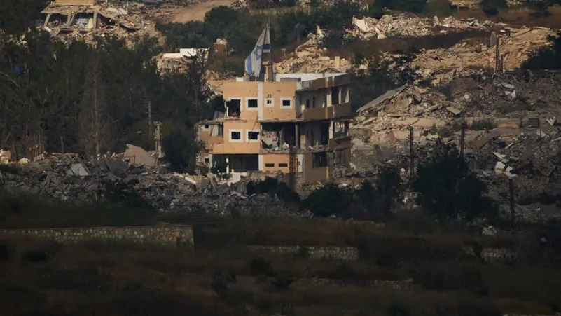L'armée israélienne installe des points de passage et poursuit ses frappes dans le sud du Liban.