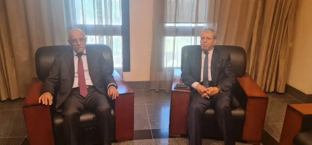 سفير اليمن يبحث مع مسؤول جزائري انتهاكات إيران للسيادة اليمنية