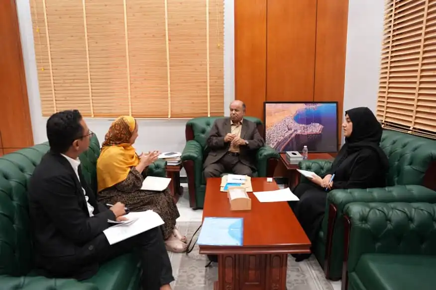 Le membre du Conseil de direction, Al-Khanbashi, examine les programmes du Centre des civils et souligne l'importance de protéger le patrimoine culturel à Hadramout.