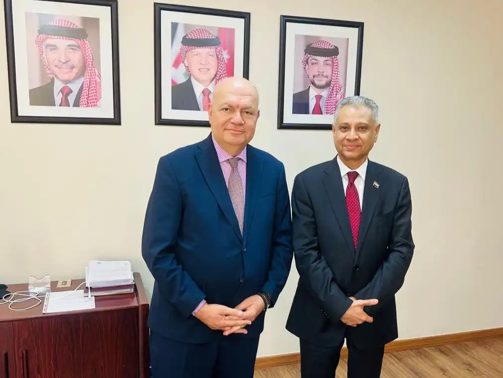 L'ambassadeur du Yémen discute avec un responsable jordanien des moyens de renforcer la coopération en gestion des ressources.