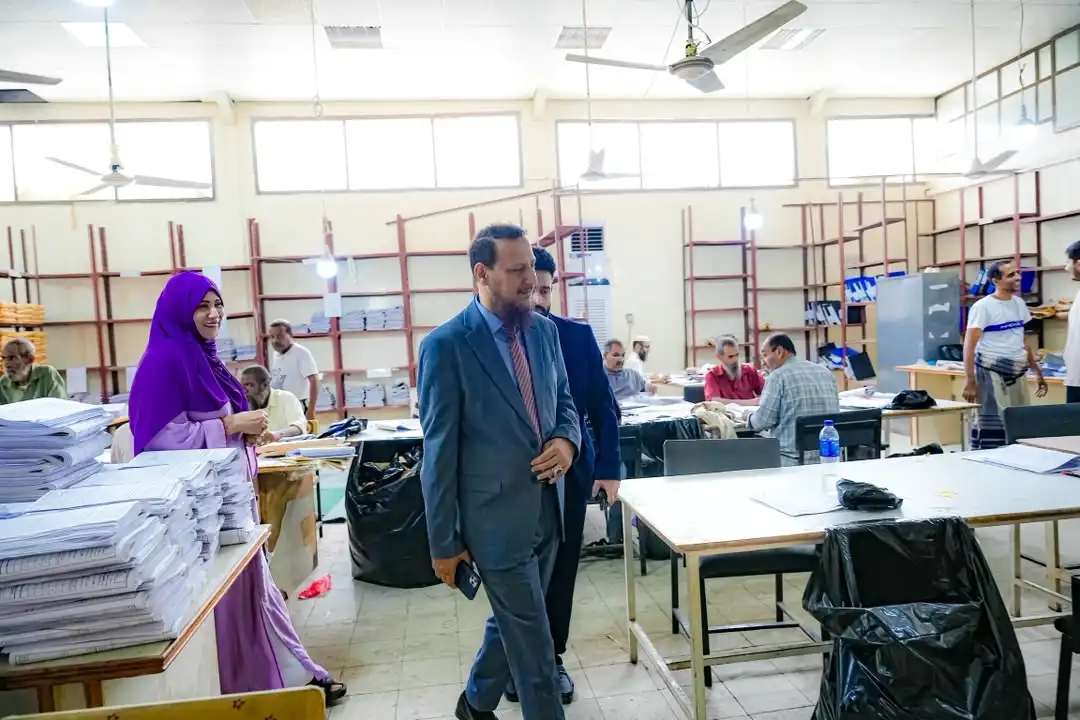 À Aden, le gouverneur Cheikh s'informe sur la correction des examens ministériels et loue le succès du processus d'examen.
