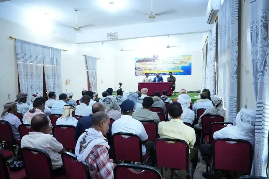 Le gouverneur de Socotra préside une réunion élargie, soulignant l'importance d'unir les efforts pour renforcer la stabilité et le développement.