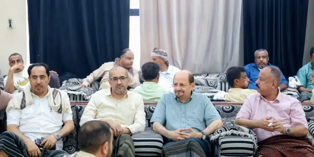 رئيس الوزراء وزير الخارجية يحضر في عدن مجلسي عزاء الفقيدين الكحيل وأمزربة