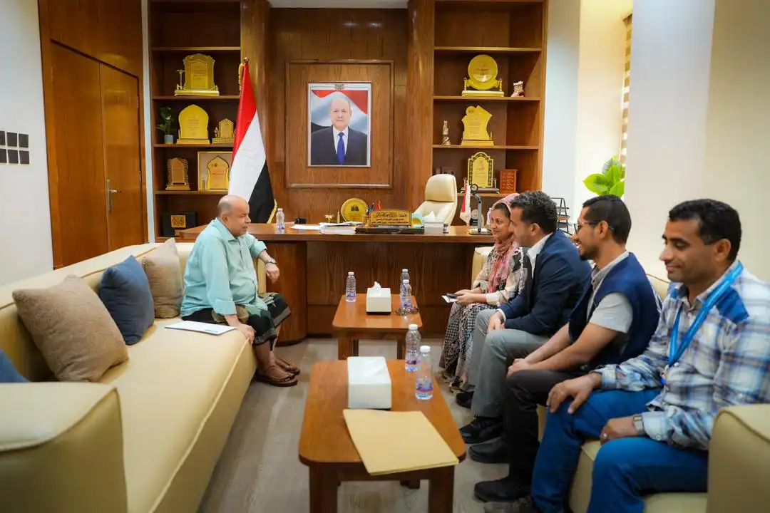 Le membre du Conseil de direction, Al-Khanbashi, discute avec le Programme alimentaire mondial de l'élargissement des interventions humanitaires à Hadramout.