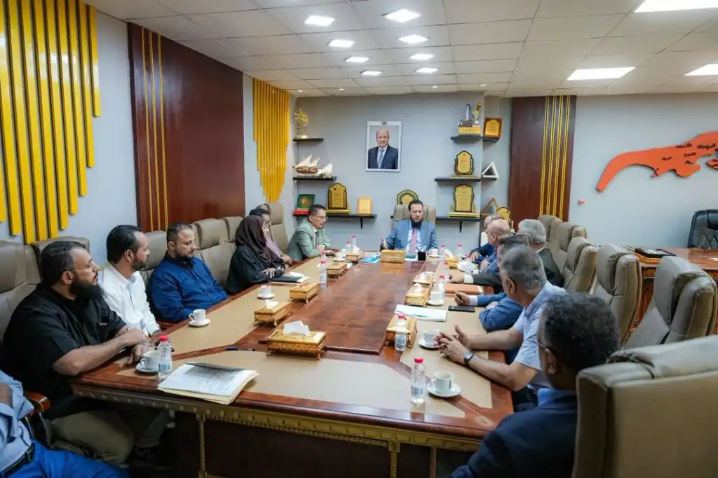 محافظ عدن يؤكد أهمية توحيد الجهود والاستفادة من الكفاءات لتعزيز الأداء والخدمات