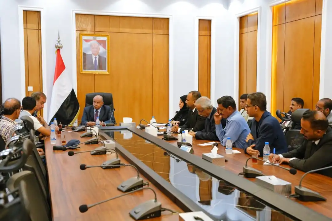 Le membre du Conseil de direction, Salem Al-Khanbashi, discute avec une délégation de l'ONU des droits de l'homme.