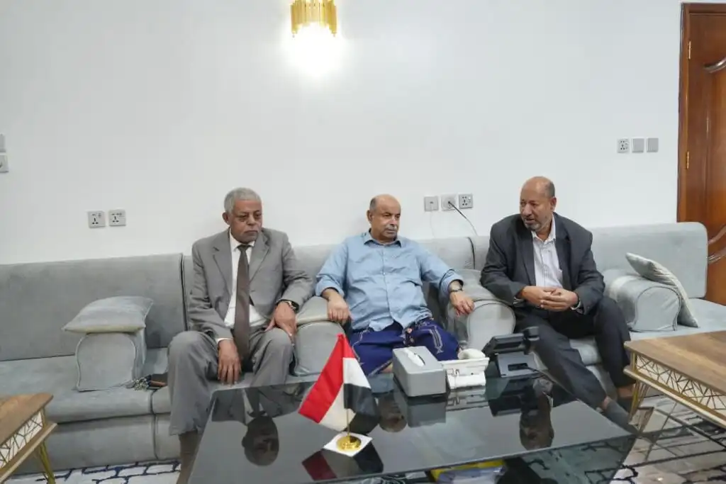 عضو مجلس القيادة الخنبشي يؤكد دعم تطوير الاختصاصات الطبية ويترأس اجتماع المجلس الطبي الأعلى