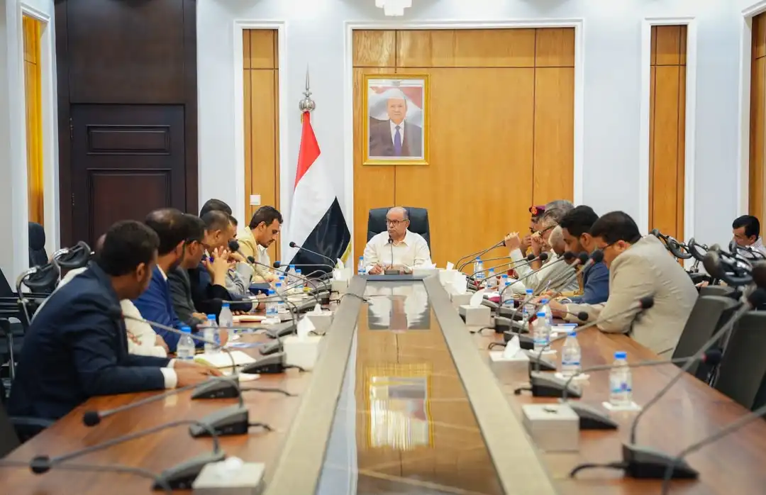 Le membre du Conseil de direction, Al-Khanbashi, préside une réunion élargie pour renforcer la préparation face aux menaces et soutenir la restauration de l'État.