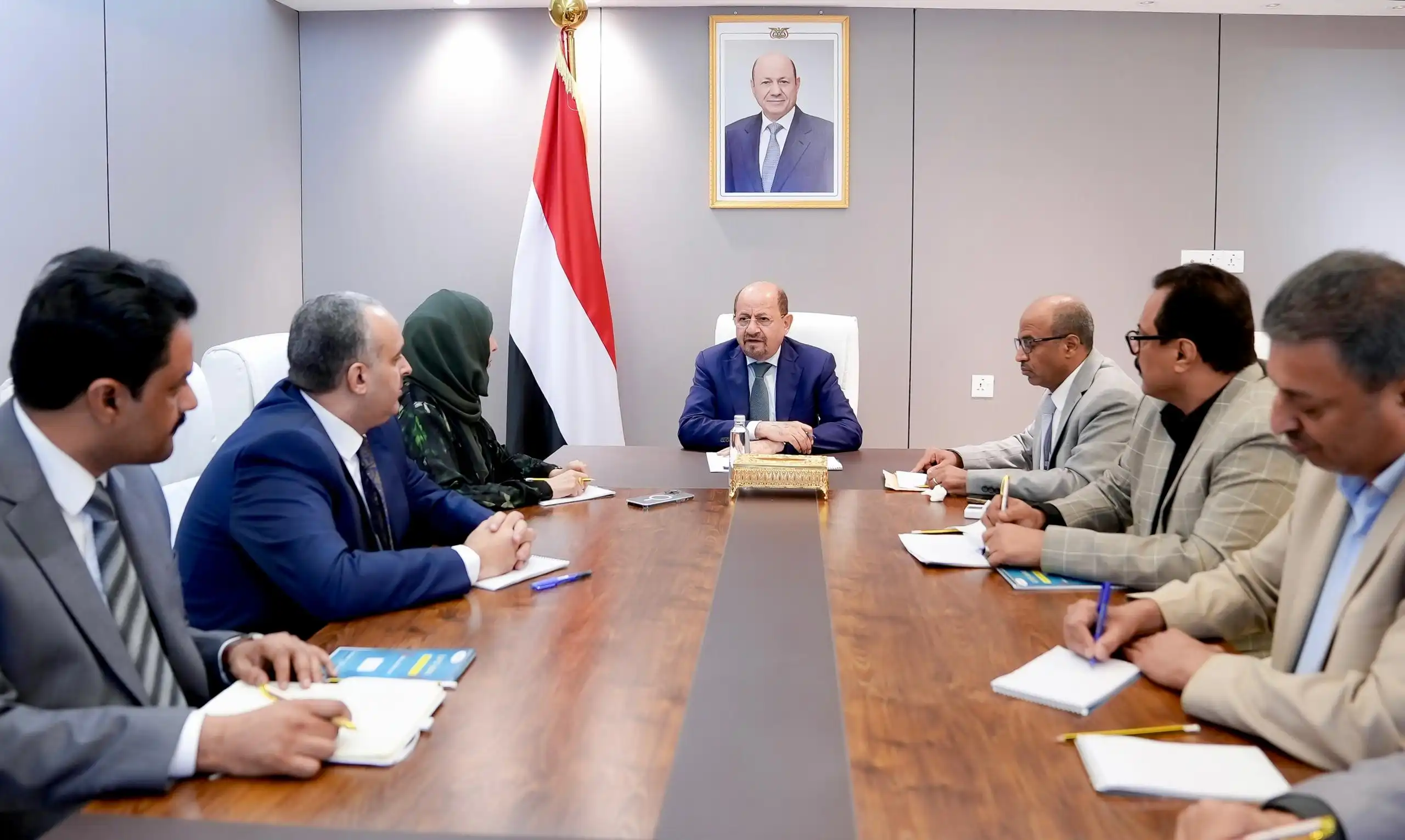 Le Premier ministre préside à Aden une réunion de la Commission supérieure pour la commercialisation du pétrole.
