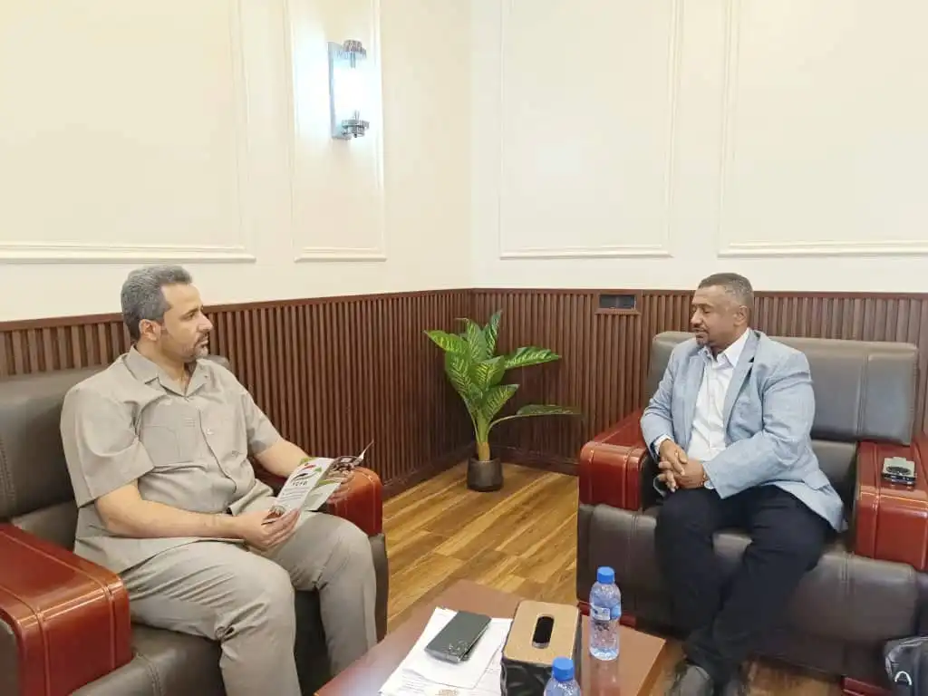 Le gouverneur de Lahij discute avec l'Institution coopérative yéménite des moyens de dynamiser le travail coopératif pour le développement communautaire.