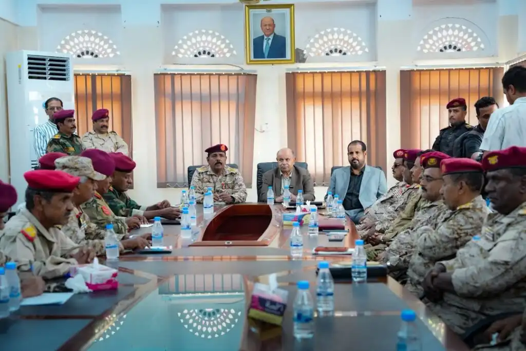 عضو مجلس القيادة الخنبشي يعقد لقاءً موسعاً بقيادة المنطقة الثانية ويؤكد أهمية وحدة القرار العسكري وتعزيز الجاهزية