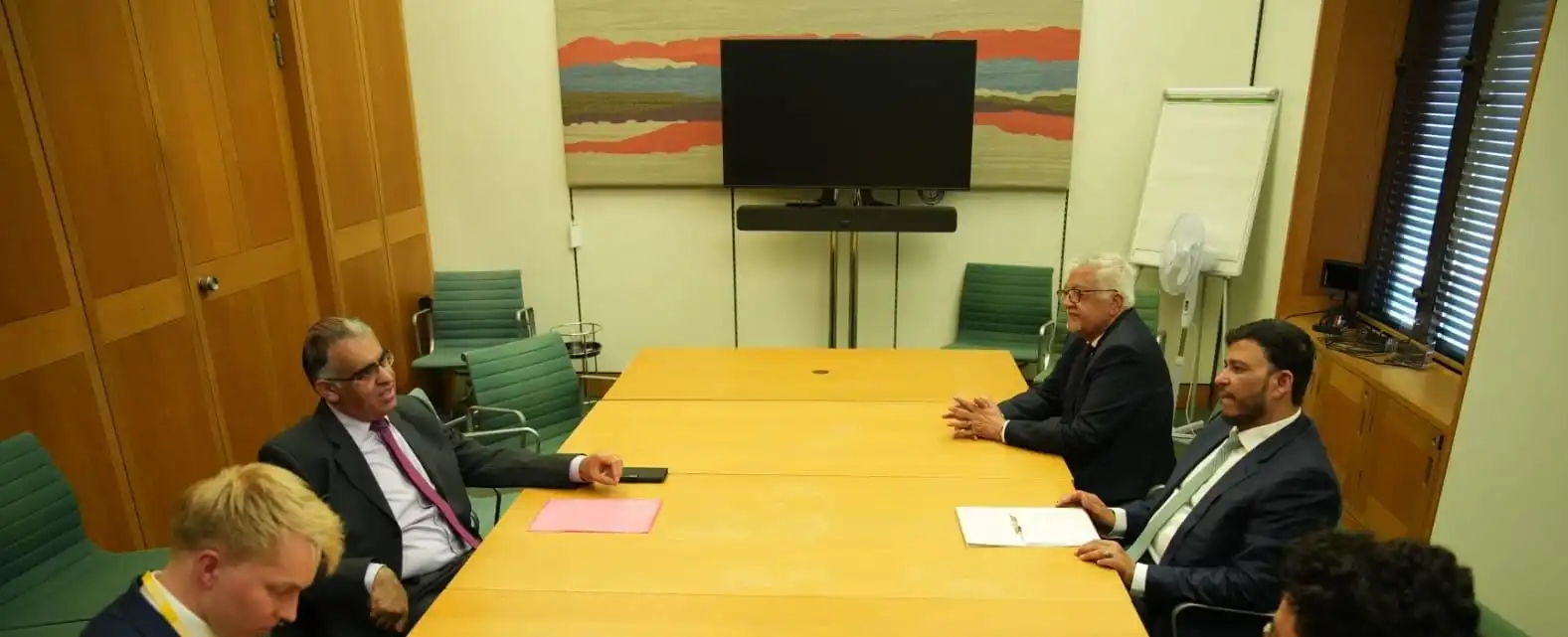 Le Dr Abdullah Al-Alimi discute avec le président du groupe parlementaire britannique sur le Yémen, renforçant les relations et soutenant la paix.