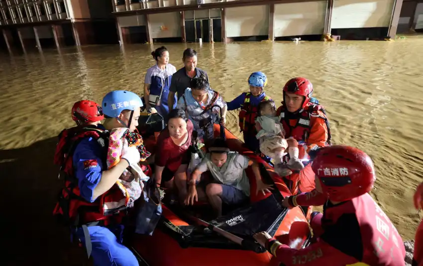 Un glissement de terrain piège 16 personnes dans la province du Gansu, en Chine. Les secours sont en cours.