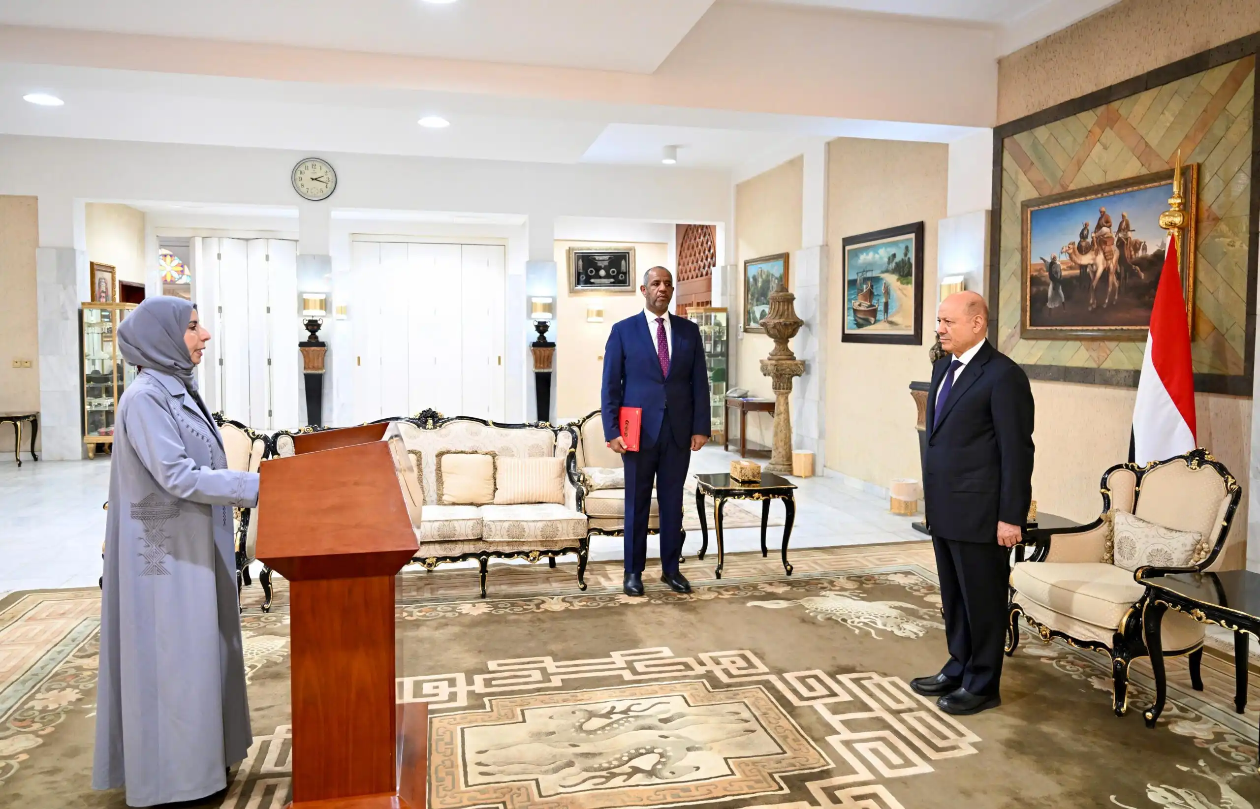 La ministre des Affaires étrangères prête serment devant le président du Conseil de direction.