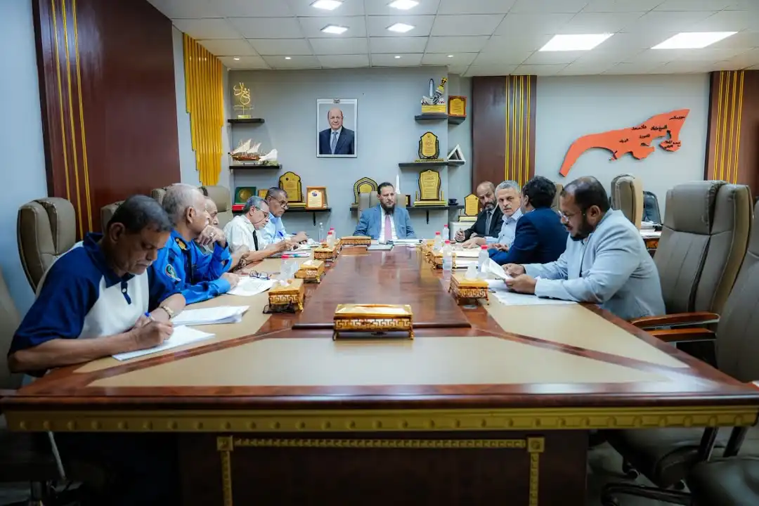 À Aden, réunion dirigée par le gouverneur pour discuter des efforts d'élimination des bidonvilles et de renforcement de la discipline routière.